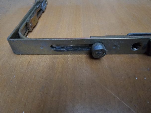 durch mangelnden Schmierung nutzt der Schließzapfen ab Verschleiß am Fensterbeschlag durch fehlende Wartung